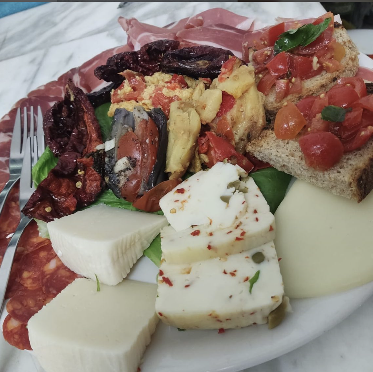 Antipasto calabrese con salumi, formaggi, sottoli e bruschette