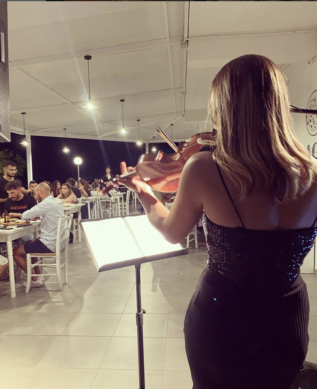 Violinista che suona durante la cena