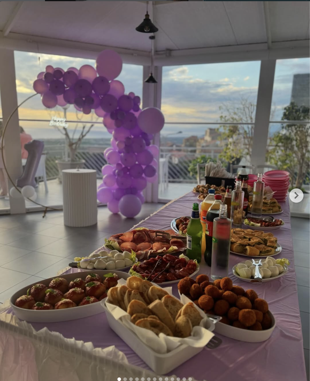 Festa privata con palloncini e buffet sulla terrazza