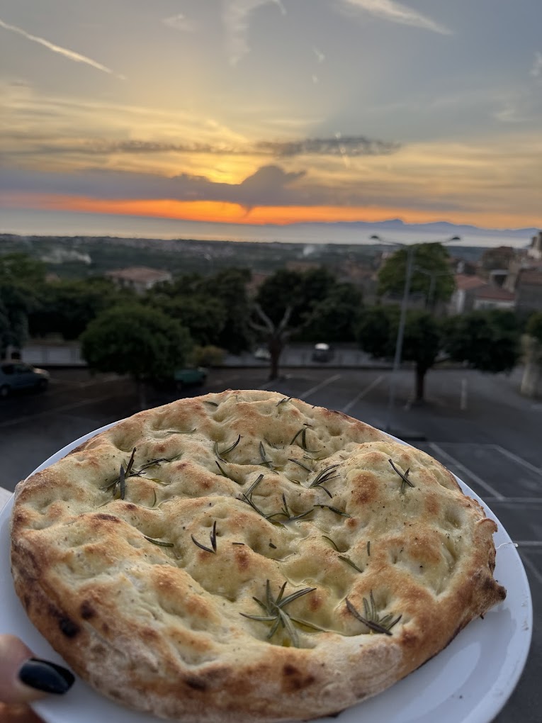 Focaccia a legna controluce con vista sulla Valle del Cedro al tramonto