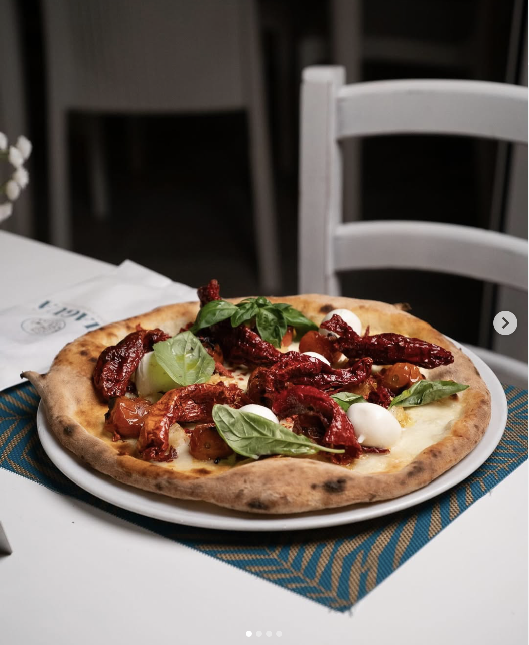 Pizza con pomodorini secchi e mozzarella