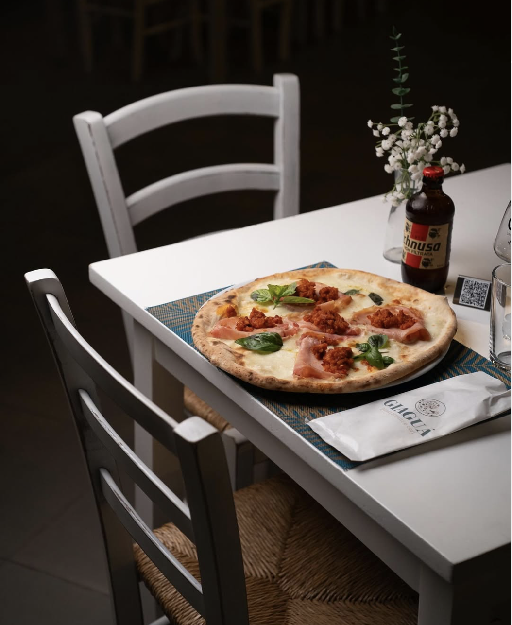 Pizza con salame su tovaglietta