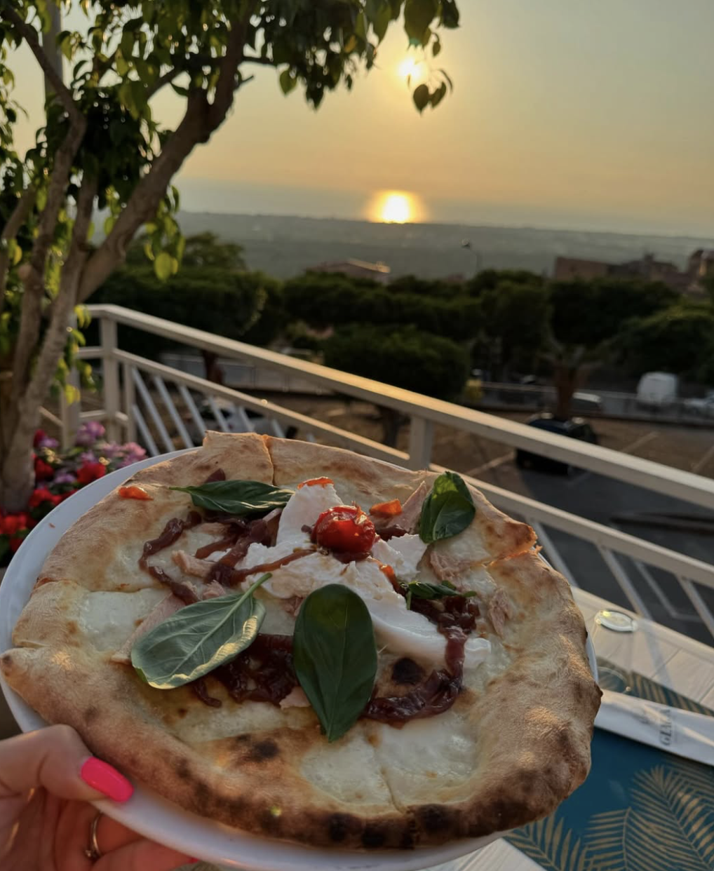 Pizza canotto gourmet con cornicione alto al tramonto