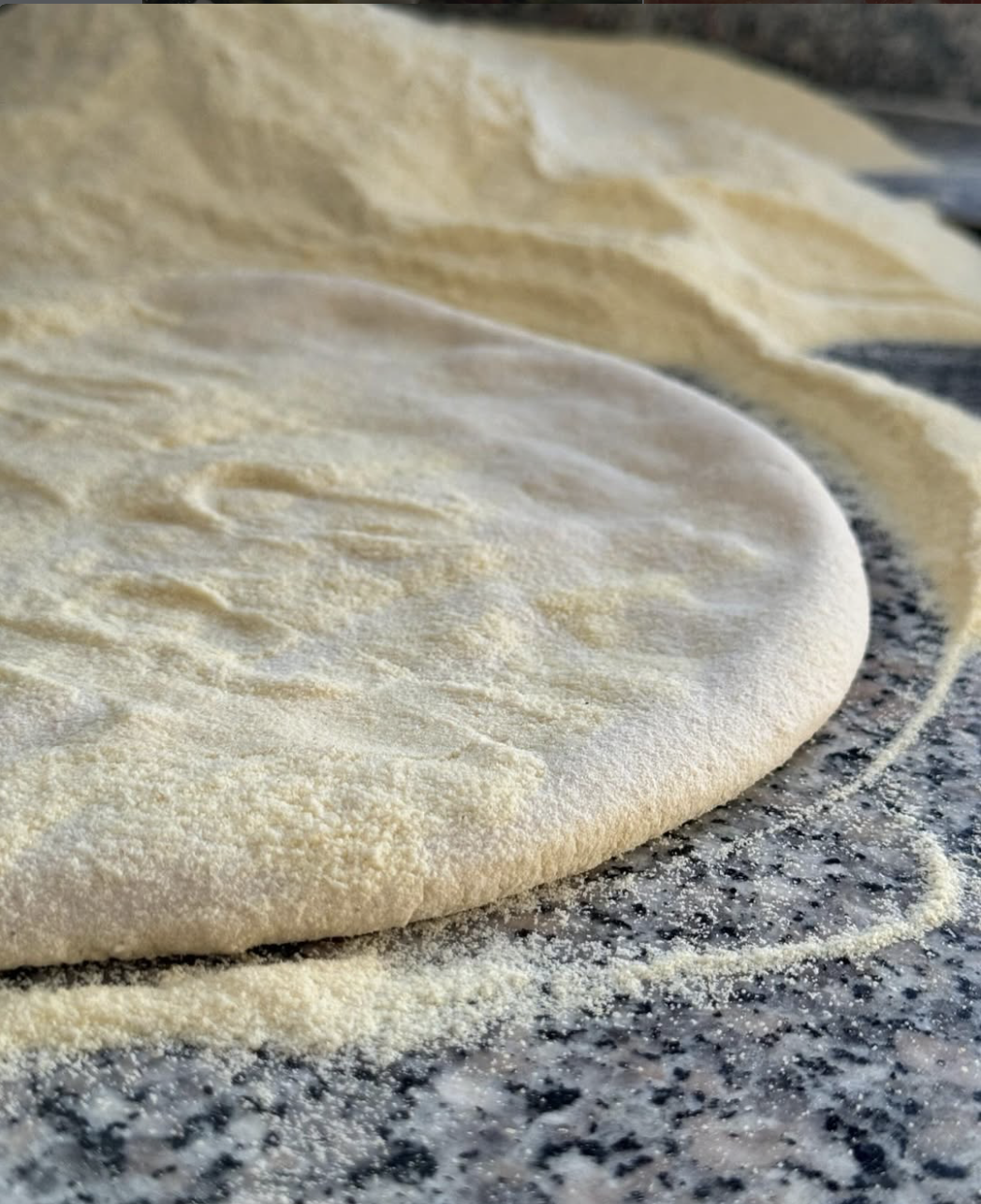 Palla di impasto a lievitazione lunga su marmo