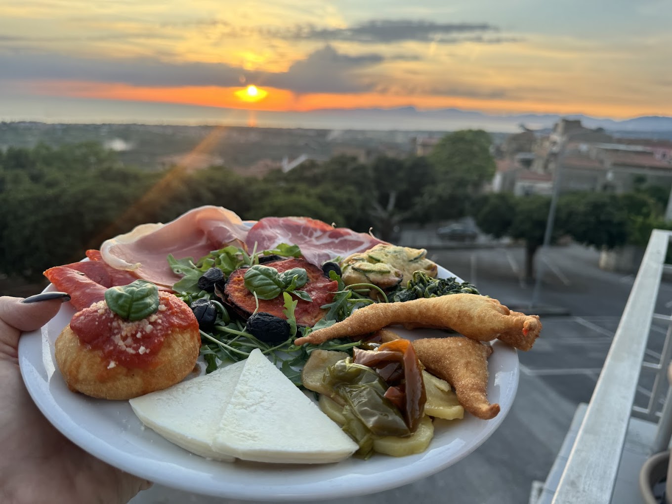 Antipasto controluce con il sole sul mare