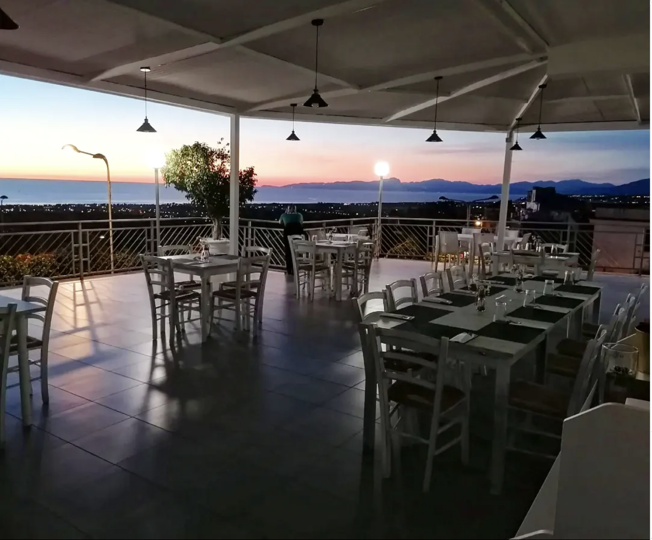 Terrazza apparecchiata al tramonto