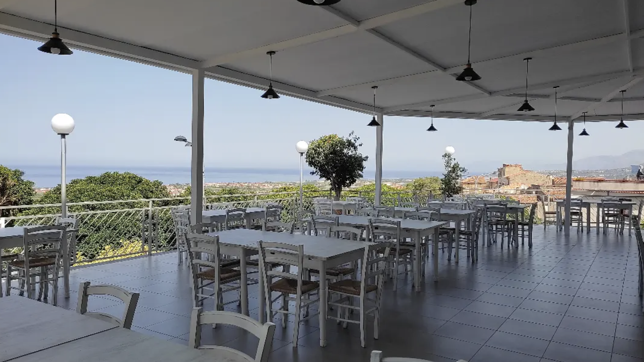 Terrazza panoramica di giorno con vista sul mare
