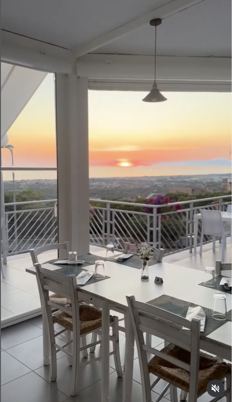 Terrazza al tramonto con cielo pastello e lampione acceso